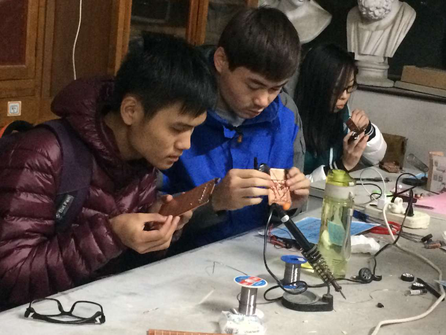 参赛成员制作小车
