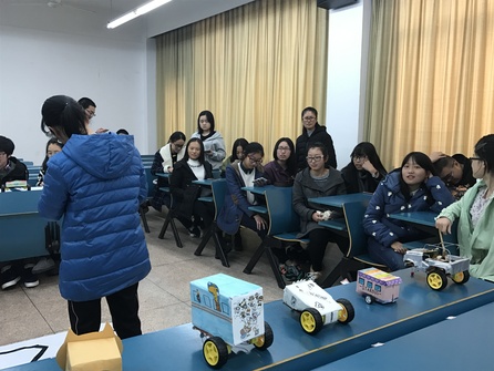 参赛人员观看