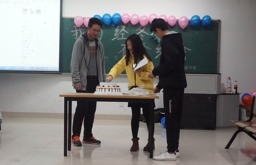 同学们分享蛋糕