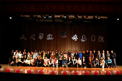 全体颁奖嘉宾与获奖同学合影留念