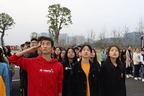 全体2019级团员同学参加升旗仪式