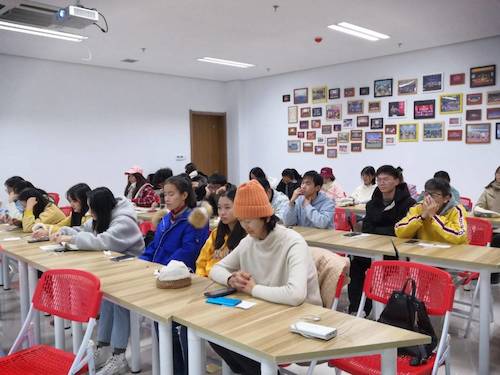 同学们认真听讲