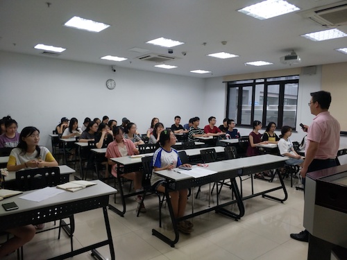 图2：全体社会实践参与同学认真聆听