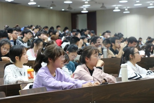 全体20级同学认真听讲