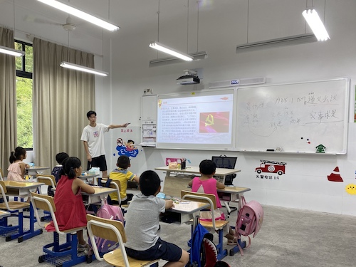 支教人员在讲授“遵义会议”