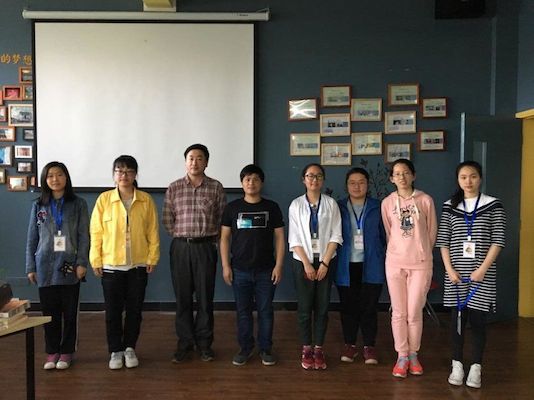 工作人员与老师合影留念