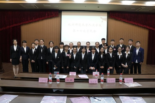 第十七届学生会委员合影留念