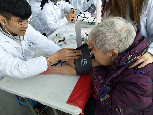 志愿者为居民测量血压2