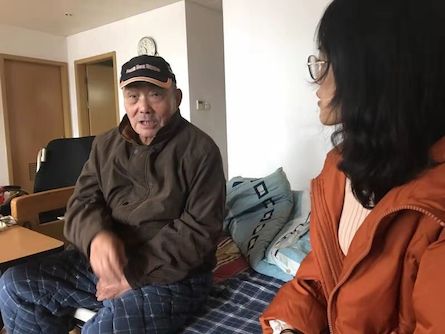 志愿者与老人聊天