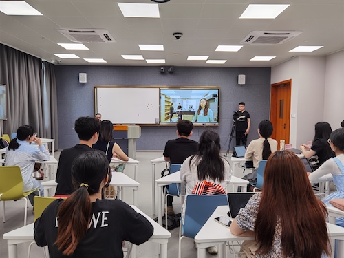 双方师生观看纽卡斯尔大学校园视频