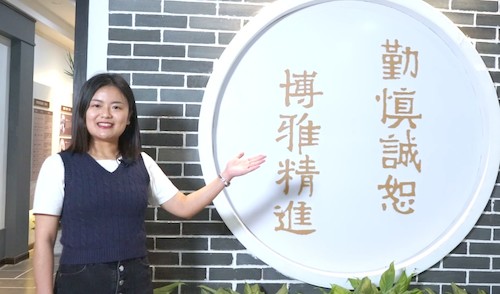 双方师生观看杭州师范大学校园视频